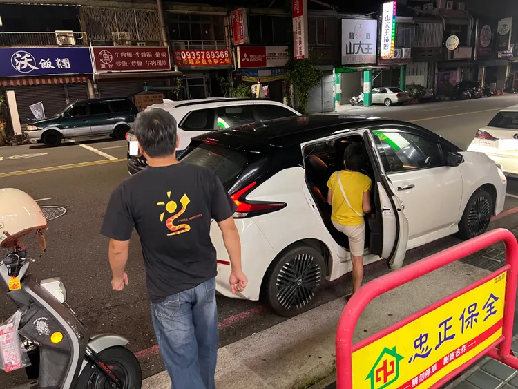 爸爸載回2個兒子。民眾提供