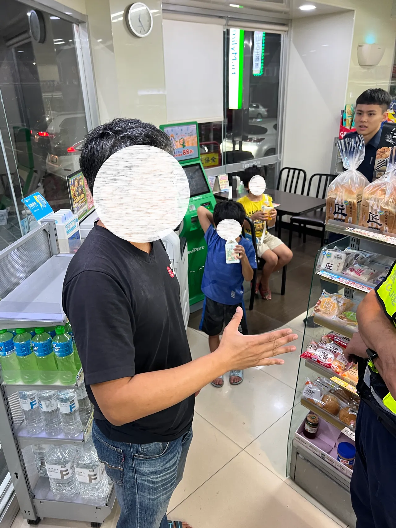 2人在南区美村路二段一家超商被寻获。民众提供