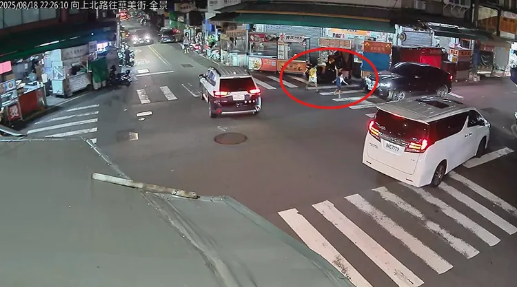 2名小兄弟為了尋找最新的寶可夢遊戲機台，跑了2公里6家超商，讓家長急得直跳腳。民眾提供