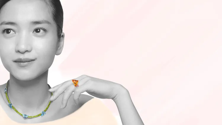 韓國女星金泰梨拍攝PRADA Couleur Vivante高級珠寶形象照。品牌提供