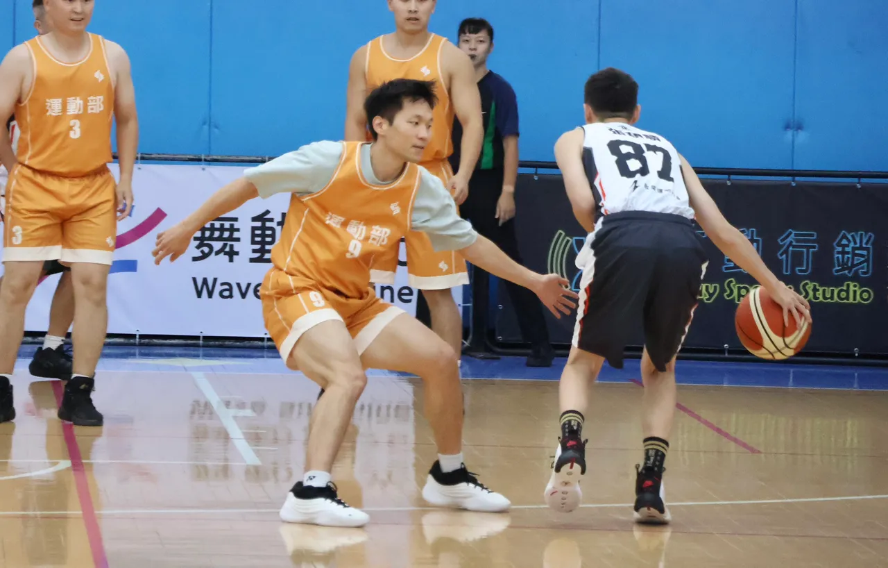 李洋緊緊防守對手。 莊宗達攝