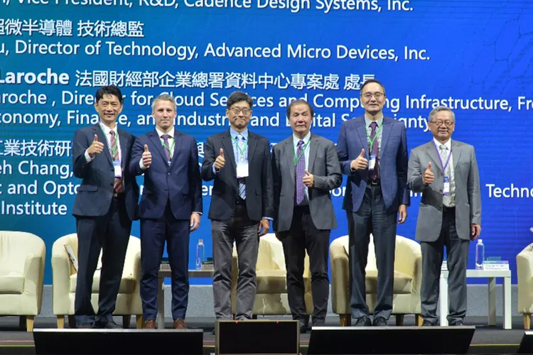 圖左起為工研院副總暨電子與光電系統研究所所長張世杰、法國財經部企業總署資料中心專案處處長Adrien Laroche、超微半導體技術總監蘇迪希、益華電腦科技股份有限公司研發副總裁Don Chan、聯發科技股份有限公司董事暨總經理暨營運長陳冠州、行政院政務委員兼國家科學及技術委員會主任委員吳誠文。工研院提供