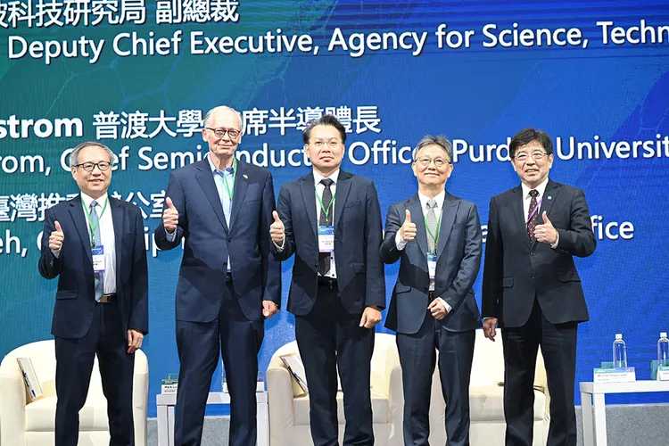 圖左起為晶創臺灣推動辦公室執行長闕志達、普渡大學首席半導體長Mark Lundstrom、新加坡科技研究局副總裁楊育佳、環球晶圓集團營運長薛銀陞、工研院院長劉文雄。工研院提供