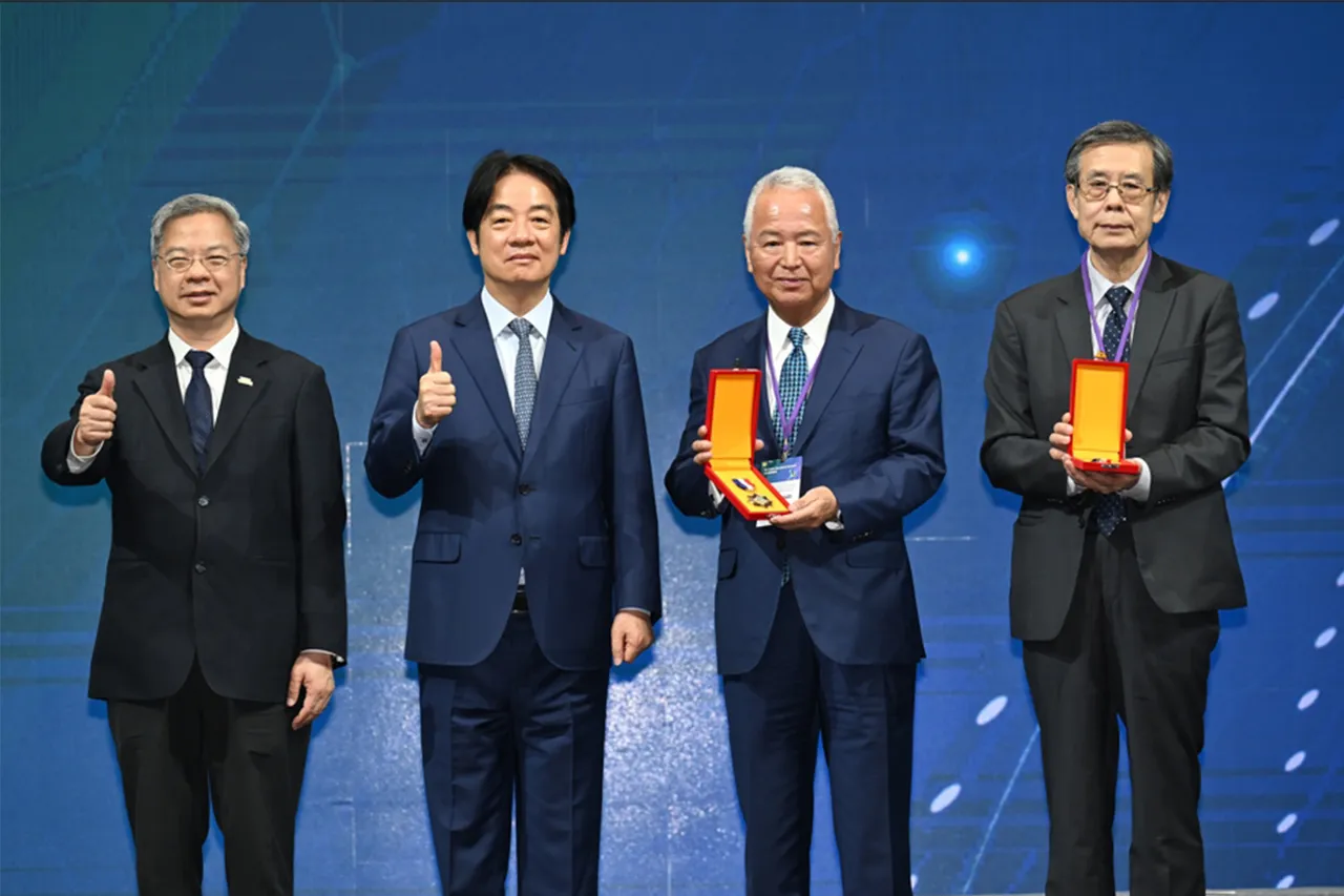 图左起为经济部部长龚明鑫、总统赖清德、日本自民党半导体战略推进议员联盟名誉会长甘利明、台积公司执行副总经理暨共同营运长秦永沛(代领)。工研院提供