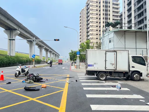 新北又一起「亡命左轉」!三重貨車轉彎撞上機車 男騎士彈飛重創亡