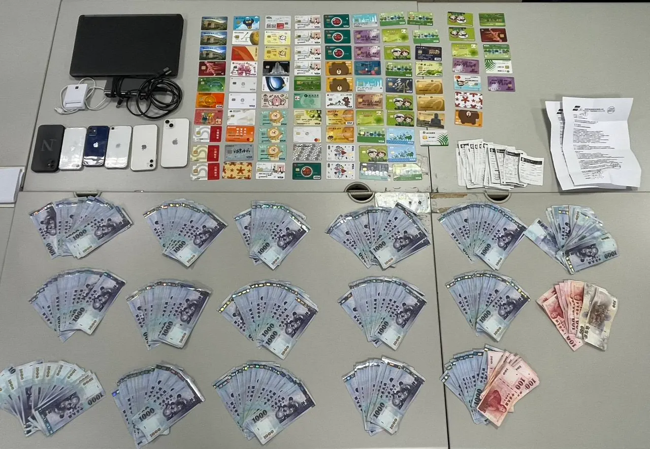 警方查獲90張提款卡。警方提供