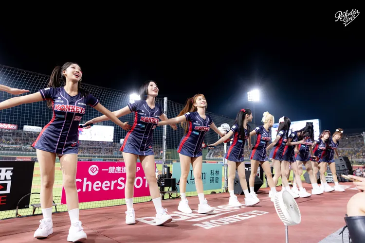 （左起）禹洙漢、河智媛和女孩們應援。樂天桃猿提供