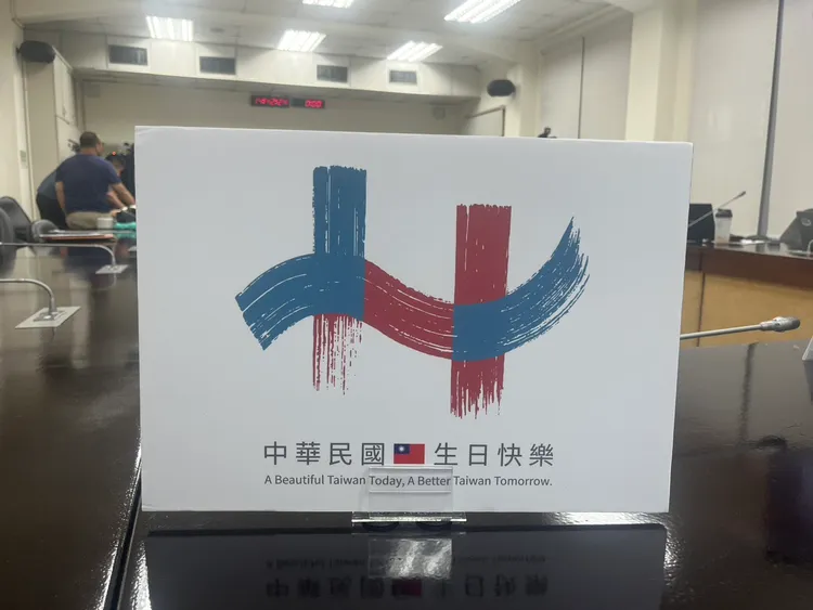 慶籌會說明，以往都採用鮮紅、鮮藍色，這次採用莫蘭迪色比較沉穩，顯得筆觸蒼勁有力。記者葉家瑋攝