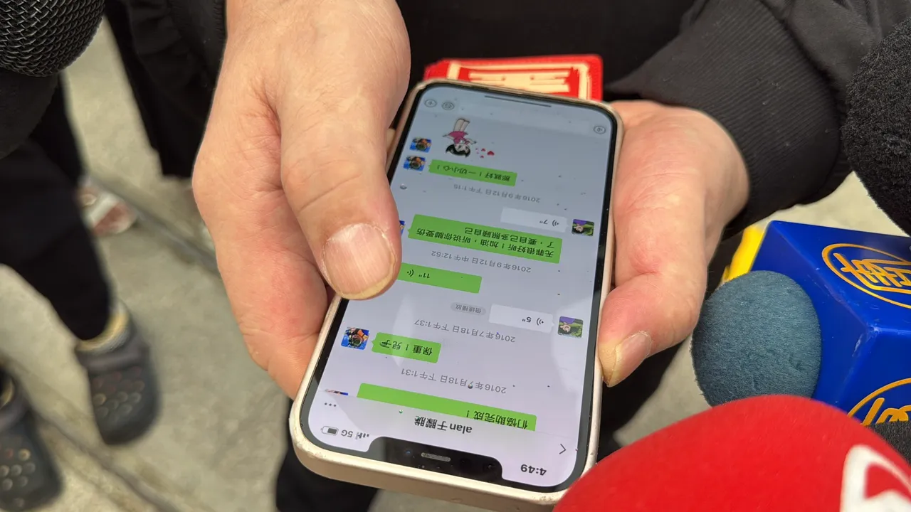 孙德荣秀出于朦胧生前与他的对话。王思颖摄