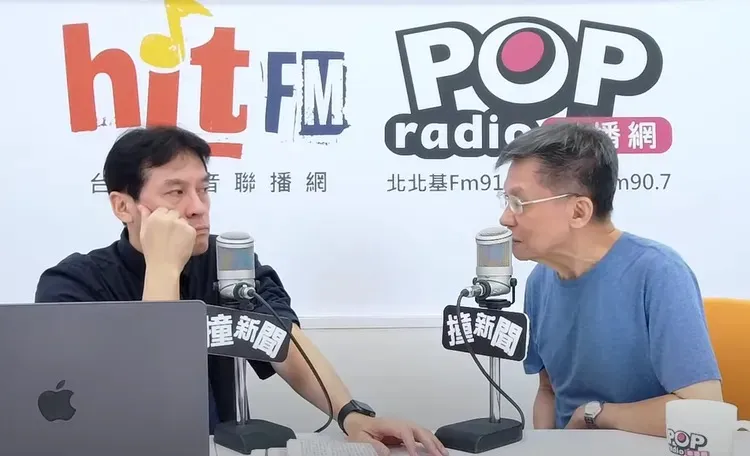 黃暐瀚（左）4日專訪前立委沈富雄（右）。翻攝自hitfm官方YT頻道