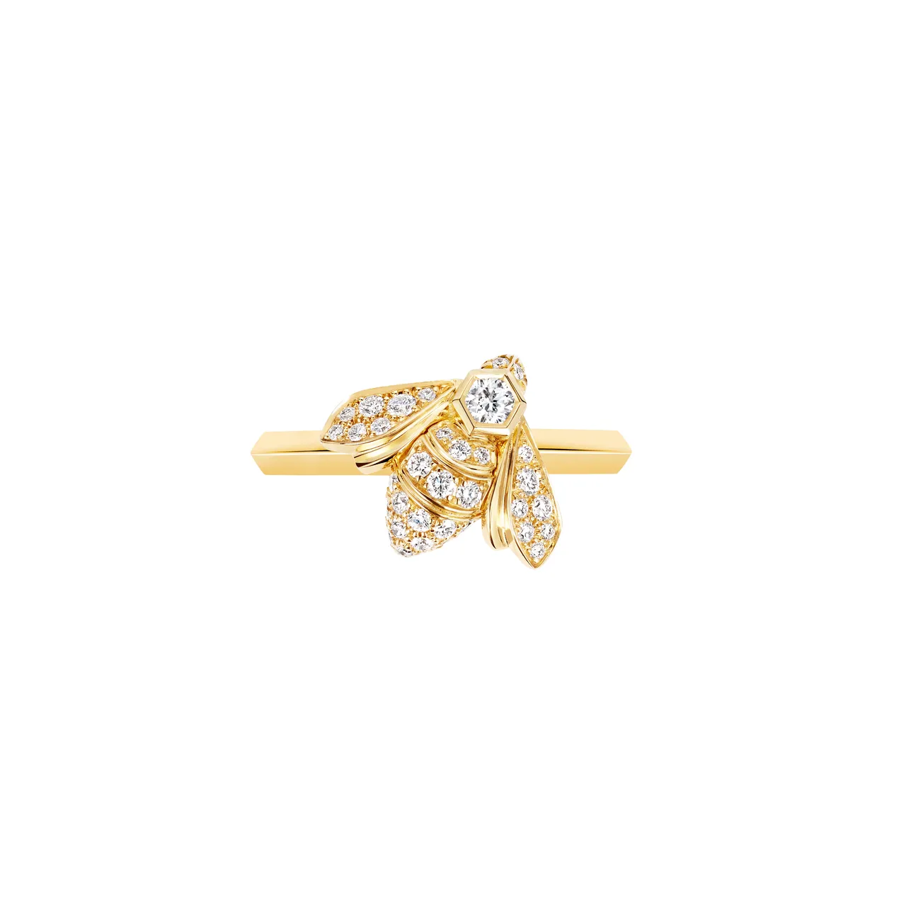 Bee de Chaumet 18K黃金戒指,鑲嵌明亮式切割鑽石,15萬6000元。品牌提供