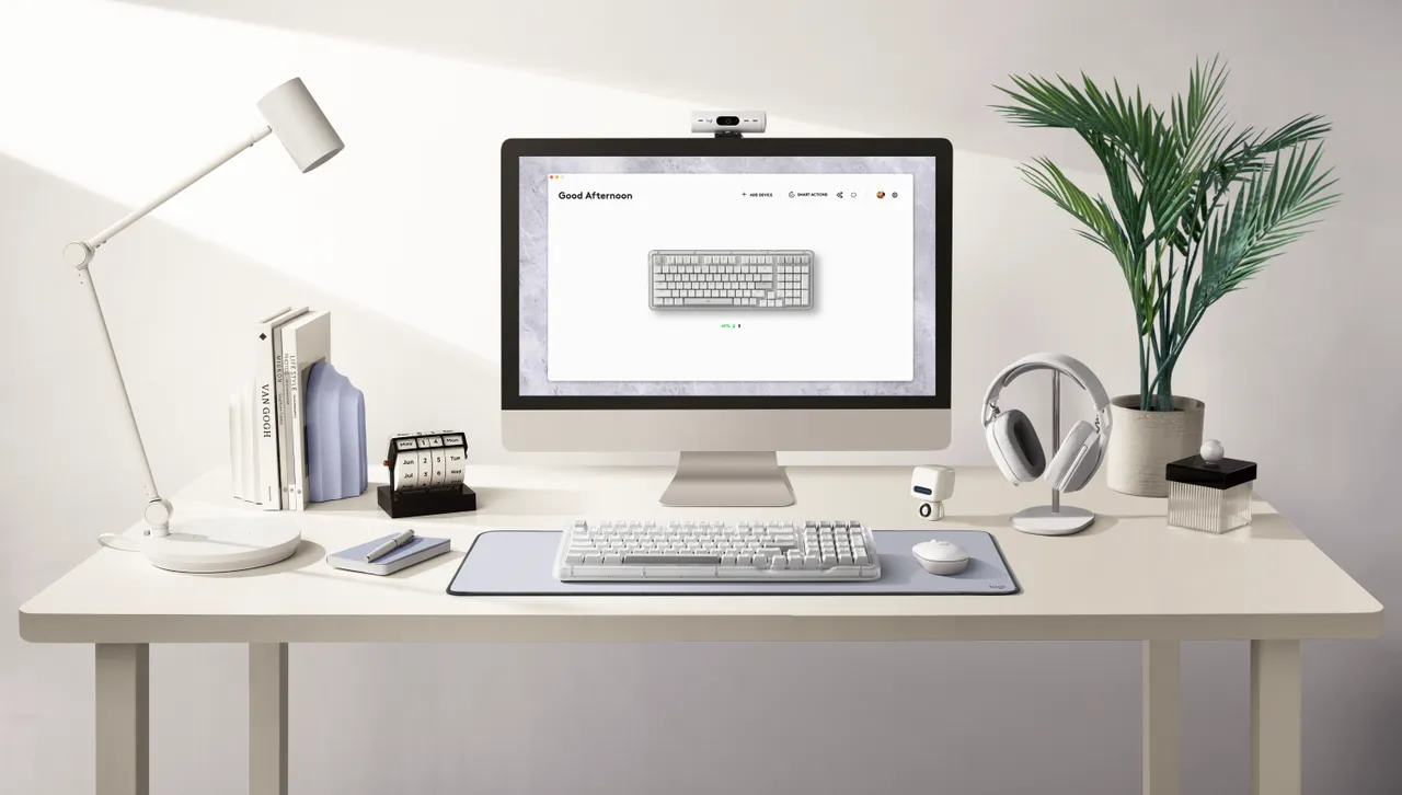 Logitech ALTO KEYS K98M展现时尚设计语汇,以柔雾静谧色彩搭配透明边框与呼吸背光,营造沉浸氛围。罗技提供