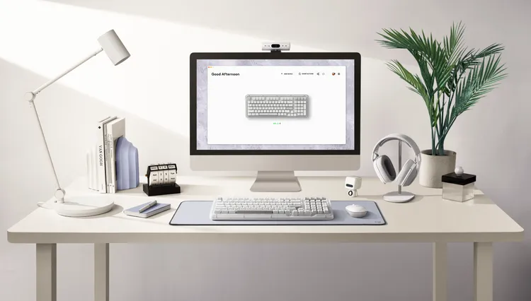 Logitech ALTO KEYS K98M展現時尚設計語彙，以柔霧靜謐色彩搭配透明邊框與呼吸背光，營造沉浸氛圍。羅技提供