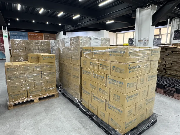 食物箱內容包含沖泡燕麥片、調理包、肉類罐頭及餅乾等乾糧，確保災民能獲得基本營養與能量。協會提供