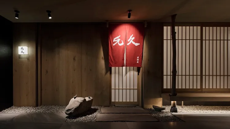 每月抽30名住戶贈送價值千元「萬仔呷奔啦」美食餐券，適用於米其林一星港式點心「添好運」、炭火燒肉「Uncle Shawn」，必比登推薦「Vaso 弘肉燥飯」，「允久居酒屋」與「醇白茶飲」5店家。天玉集團提供