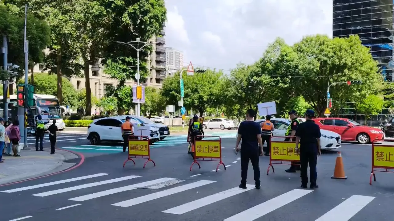 新光三越、大远百停车场满场时,警方将禁止车流进入市政北七路排队进入停车场。警方提供
