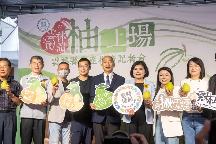 立法院長韓國瑜今(19)日上午在秘書長周萬來及秘書處處長孔秉杰陪同下，出席「柚見幸福慶中秋」雲林縣文旦柚推廣記者會活動。立法院提供