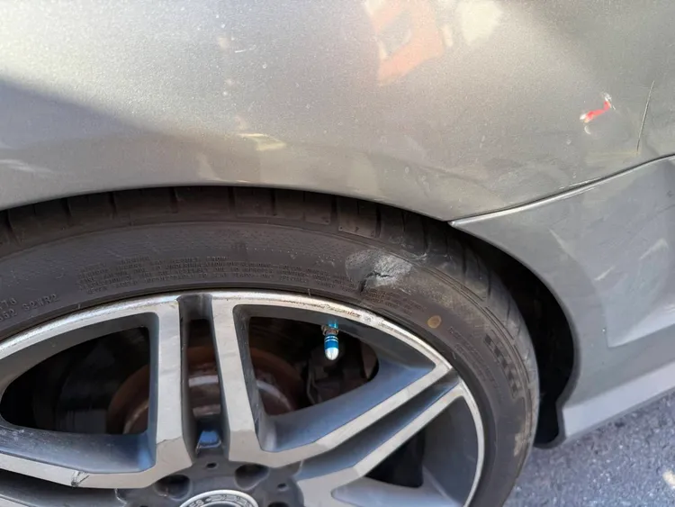 警方開槍擊破犯嫌的車輪。翻攝照片