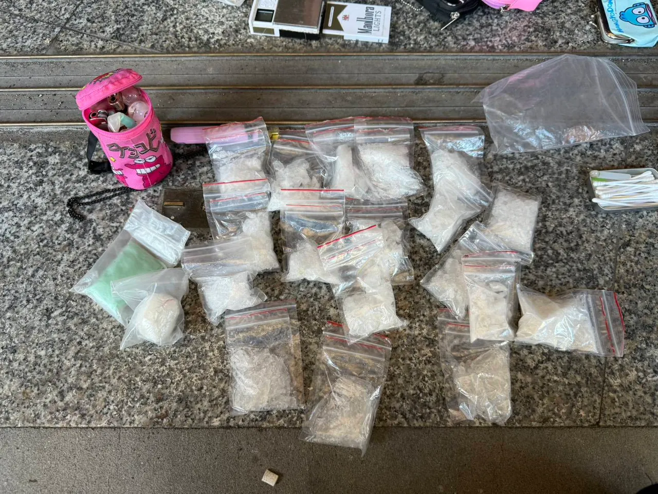 警方在犯嫌车内发现大量安非他命毒品。翻摄照片
