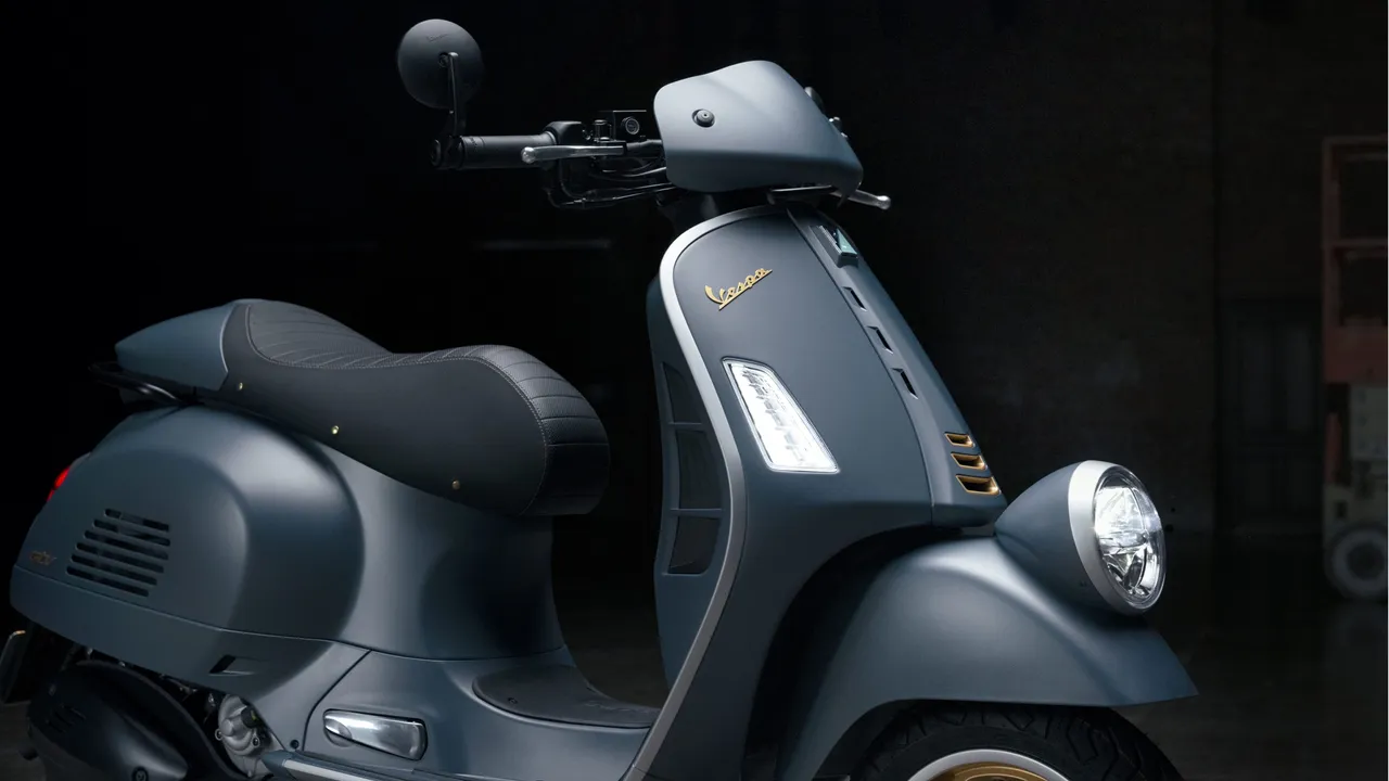 Vespa GTV Officina 8保有Vespa GTV车款标志性的特色,包括「Blu Officina 8 工业蓝」同色造型小风镜、外露式握把及LED复古低头灯。业者提供
