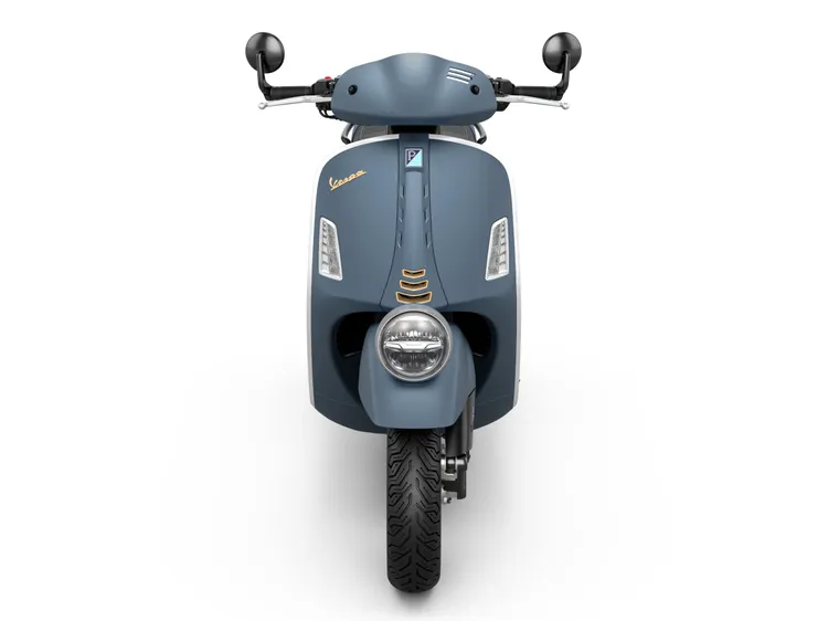Vespa GTV Officina 8配備霧黑握把端子鏡。業者提供