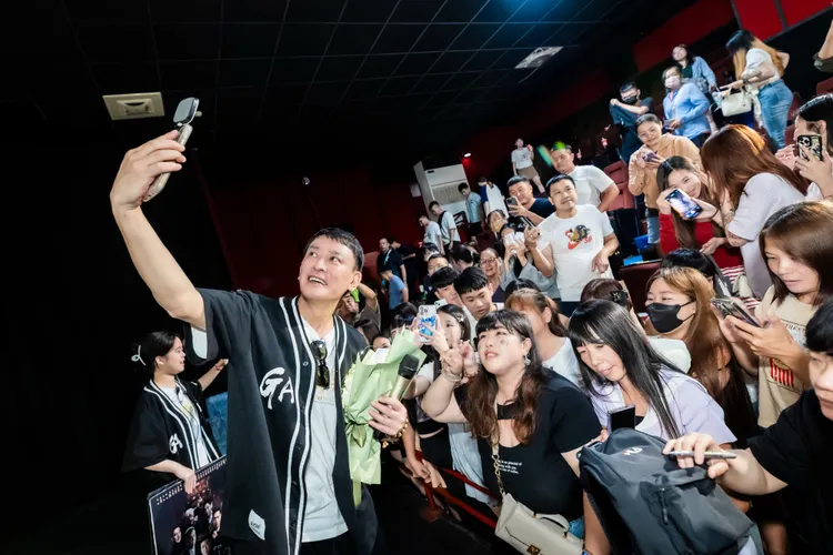 王識賢率大隊人馬現身南投，上百名粉絲熱情迎接。曼尼娛樂提供