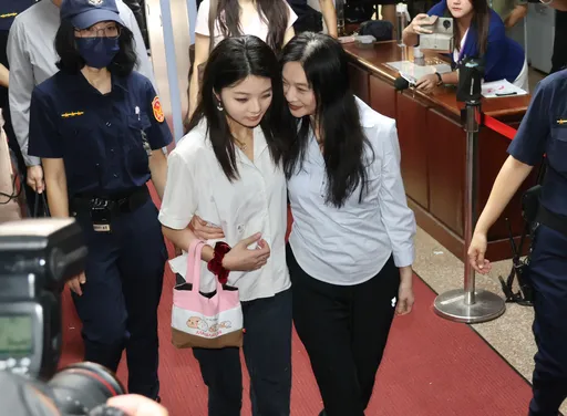 「國民岳母」應曉薇出庭!正妹女兒陪同 臉貼臉講悄悄話