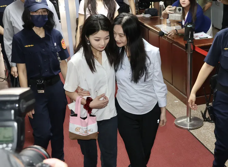 應曉薇（右）與大女兒應佳妤（左）一同抵達北院。莊宗達攝