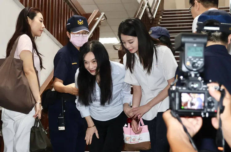 應曉薇（左）在大女兒應佳妤（右）守候下出庭，喜悅之情藏不住。莊宗達攝