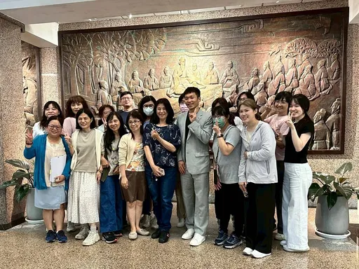 人氣最高部長!李洋拜會教育部引騷動 意外成「粉絲見面會」