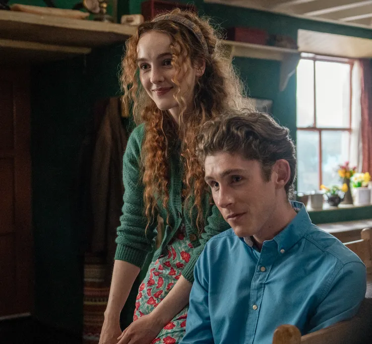 《愛裡行間》講述一對年輕男女命中註定的相逢，透過手寫信箋傳遞心意。原創娛樂提供