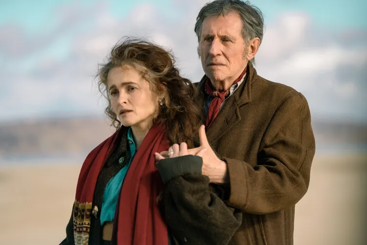 海倫娜寶漢卡特和蓋布瑞拜恩飾演夫妻。原創娛樂提供