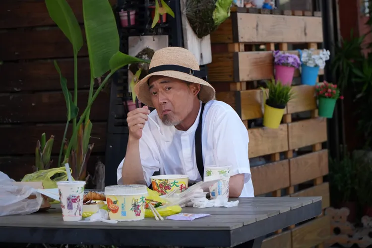 江國賓驚險動手術後火速進8點檔組，自掏腰包訂製日系造型吸睛。三立提供