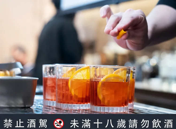 Campari的苦甜與柑橘調性，透過琴酒的草本香氣以及甜苦艾酒的襯托，造就出一種獨特且耐人尋味的完美平衡。業者提供