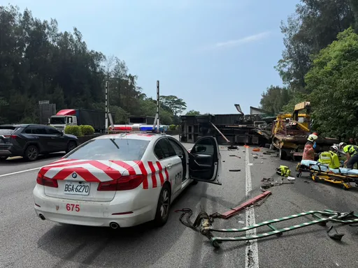 國3新竹路段重大車禍!大貨車追撞路肩拖吊車翻覆 2駕駛1死1傷