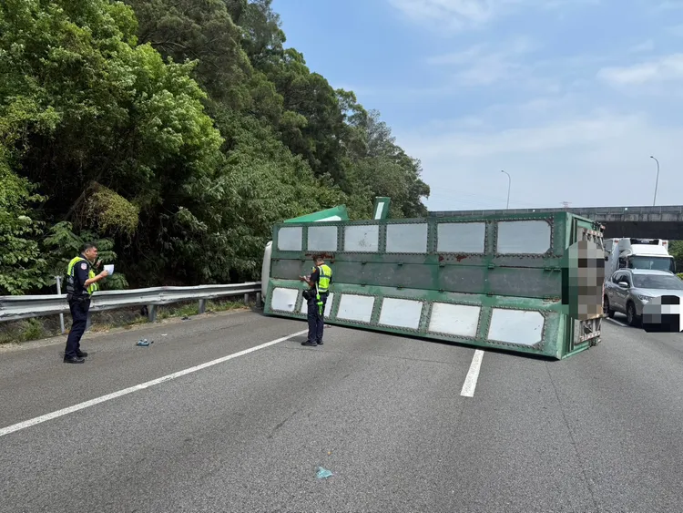 大貨車翻覆在車道。新竹市消防局提供