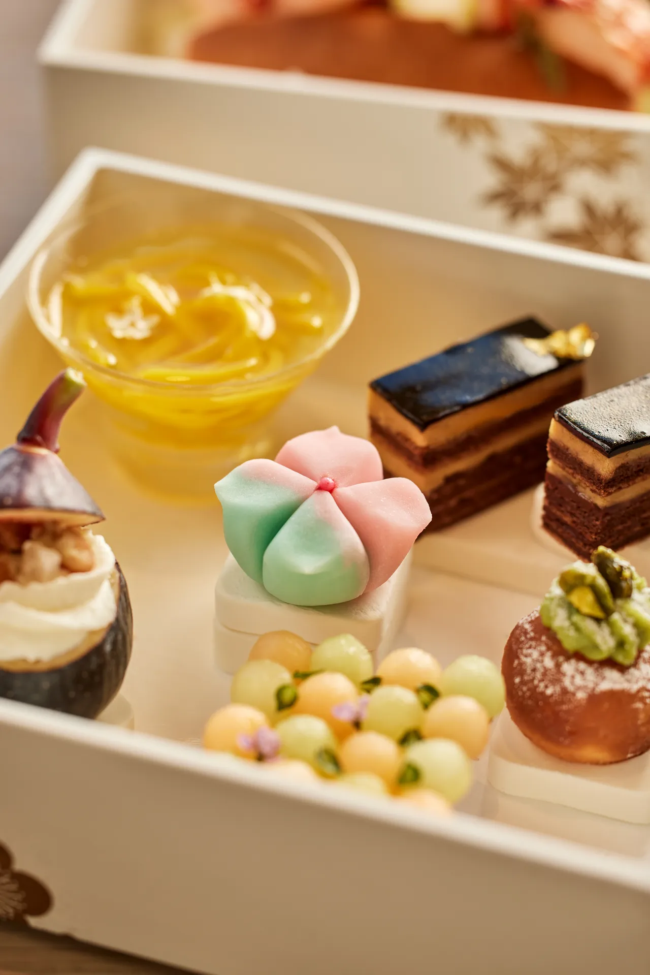 重箱中内含5款甜点,其中的「柚香乌龙和菓子」不仅外型精致典雅,入口后还能感受到均衡层次。The Ukai Taipei提供