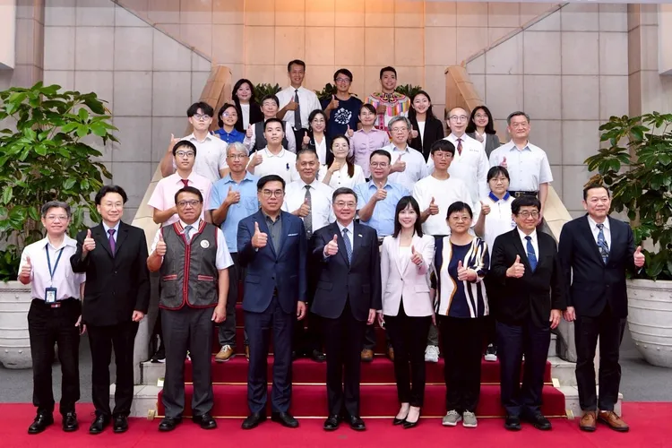 環境部今年首次舉辦「淨零綠領人才」培育課程，共有22人取得淨零綠領人才代表。豐醫提供