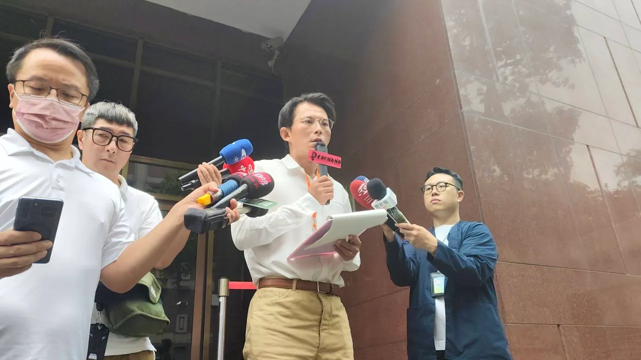 民众党主席黄国昌今天也来旁听彭振声作证,每当休庭片刻,他就到法院门口直播受访说明庭讯内容。张钦摄