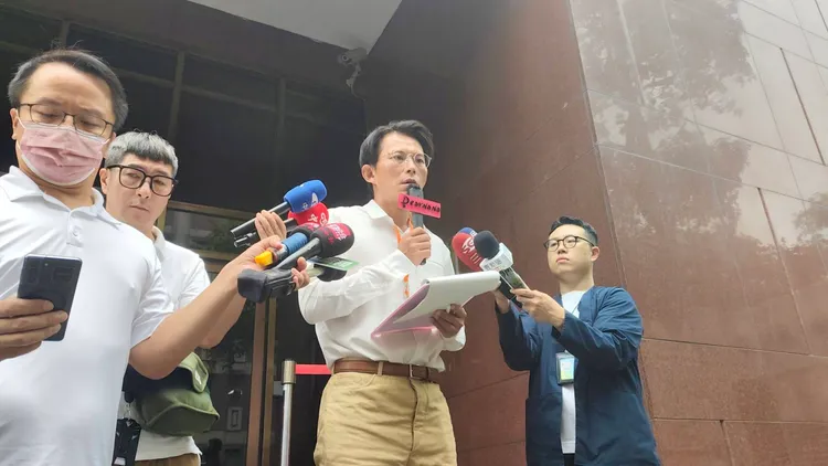 民眾黨主席黃國昌今天也來旁聽彭振聲作證，每當休庭片刻，他就到法院門口直播受訪說明庭訊內容。張欽攝