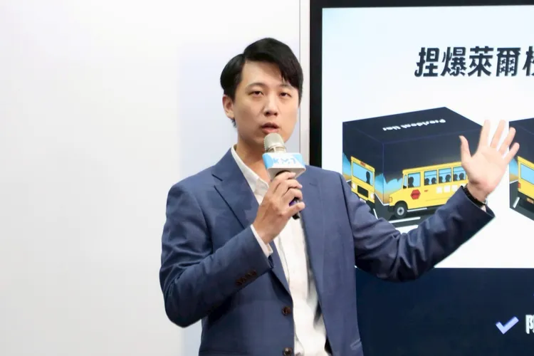 國民黨今(4)日召開「萊爾校長實體化來了！募款小物限量發布」記者會。國民黨提供