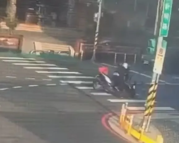 老翁騎車左轉遭直行機車撞倒。翻攝畫面