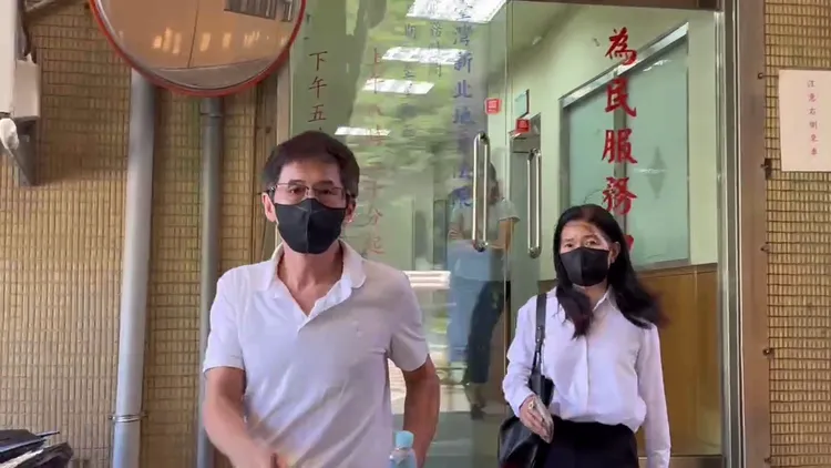 家寧父母未跟女兒同行，夫妻倆一同抵達新北地院。謝亞庭攝