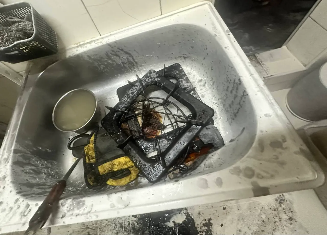 消防队获报到场协助灭火后,见到炉具与锅具都已烧焦,可见一开始火势之大。翻摄画面