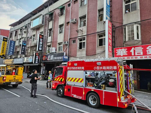 新店公寓2楼气爆炸飞门酿火警 男烧烫伤不治!客厅摆2瓦斯桶「有诡」