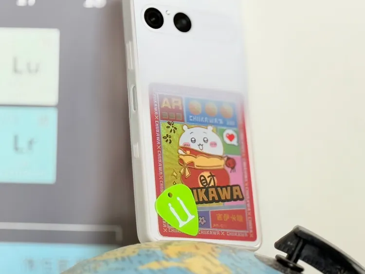 Sony還另外推出漸層透明保護殼，不僅呼應機身原色，還可放入心愛的小卡隨身攜帶。趙筱文攝