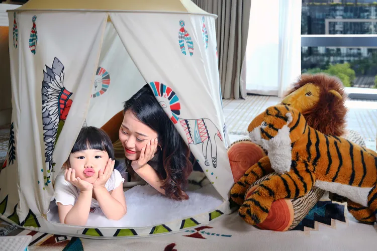 台北萬豪酒店「城市野遊趣」住房專案，透過專案連結預訂居家式客房，加贈主題客房佈置如童趣森林帳篷與野營遊戲桌。業者提供