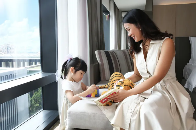 台北萬豪酒店「城市野遊趣」住房專案，透過專案連結預訂居家式客房，加贈主題客房佈置如和獅子、老虎、羊駝動物玩偶同樂，還有兒童積木、繪畫版讓孩子揮灑創意。業者提供