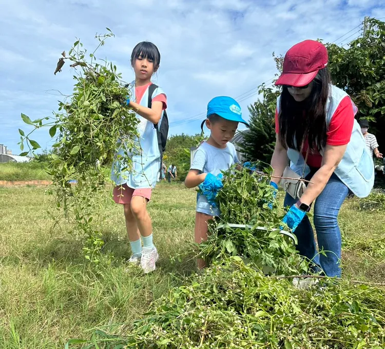 陪伴慢飛兒從事農務。新竹區處提供