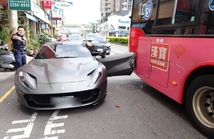 法拉利車門被撞變形，與車身幾成90度直角。民眾提供